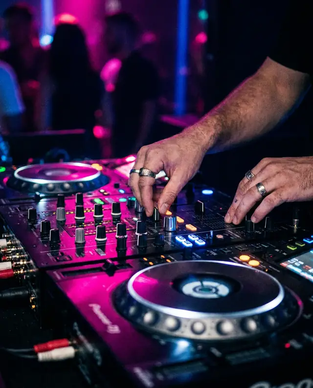 Hands on the mixer (illustrative image)
